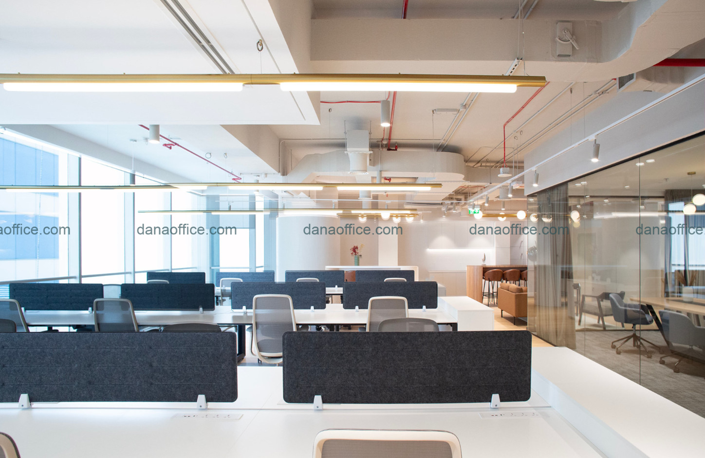 Bố trí bàn ghế sang trọng, thời thượng