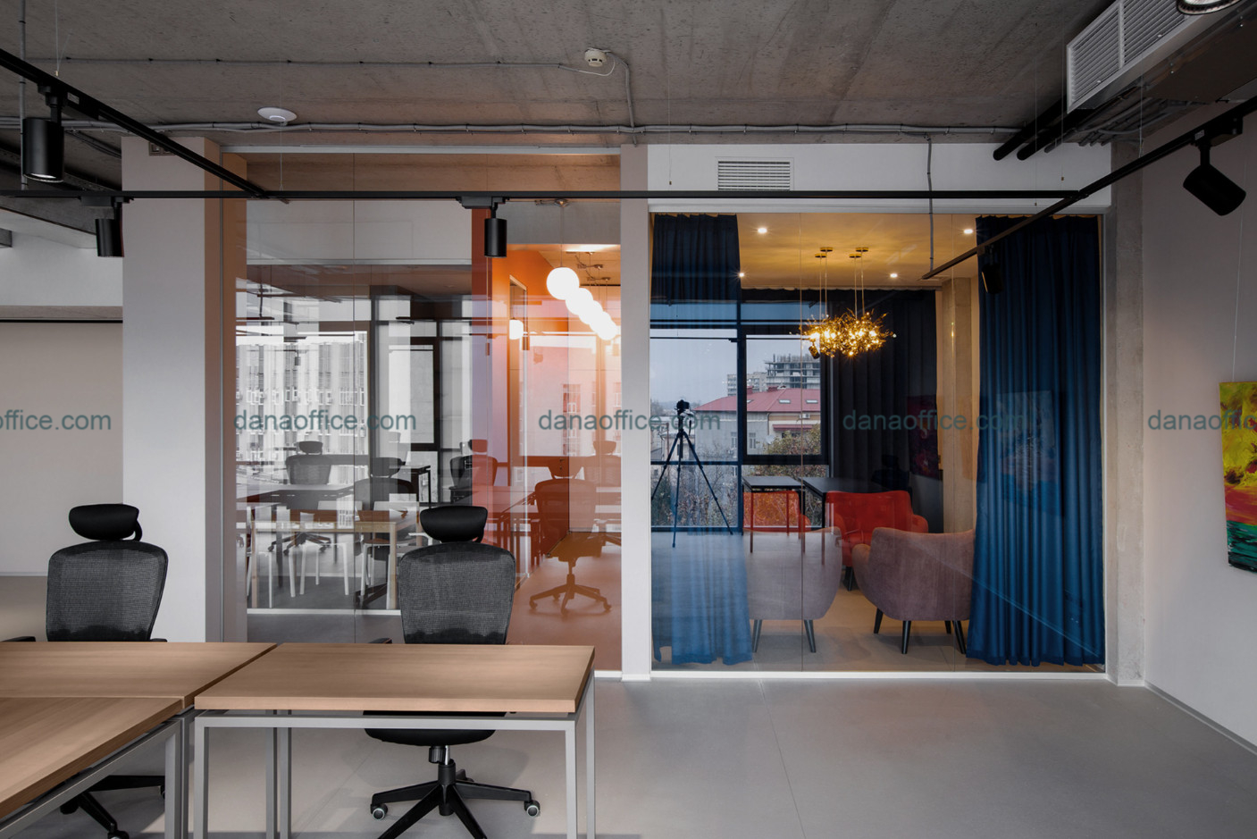 Vách kính ngăn cách giữa các phòng tiện nghi